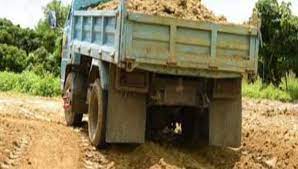 கூழாங்கற்கள் கடத்திய லாரி பறிமுதல் கூழாங்கற்கள் கடத்திய லாரி பறிமுதல்