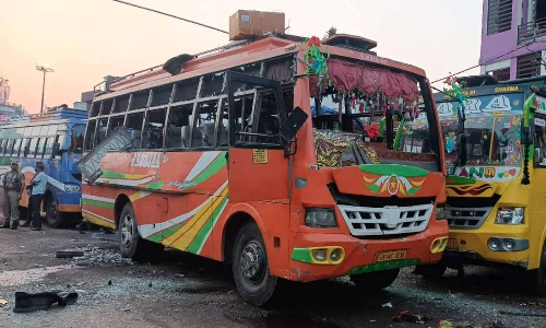 ஜம்மு காஷ்மீரில் 2 இடங்களில் நிறுத்தப்பட்டிருந்த பேருந்துகளில் குண்டு வெடிப்பு