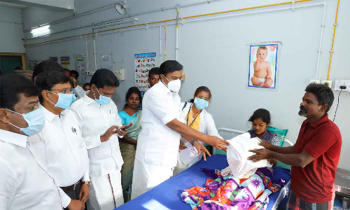 உடுமலை அருகே பஸ் கவிழ்ந்து விபத்து - காயமடைந்தவர்களை அமைச்சர் நேரில் சந்தித்து ஆறுதல்