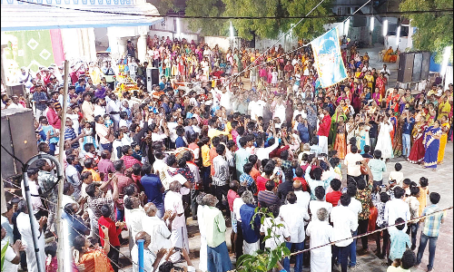 திருச்செந்தூர் அருகே அடைக்கலாபுரம் அதிசய ஆரோக்கிய அன்னை ஆலய திருவிழா கொடியேற்றம்