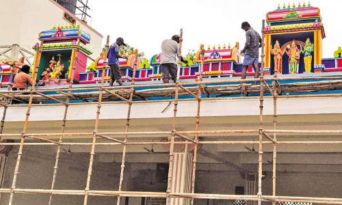 கும்பாபிஷேக விழாவை முன்னிட்டு பழனி முருகன் கோவிலில் வர்ணம் பூசும் பணி தீவிரம்