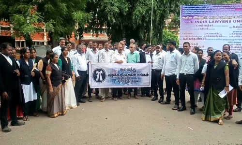 விருத்தாசலம் ஒருங்கிணைந்த நீதிமன்றத்திற்கு  அடிப்படை வசதிகள் வழங்க கேட்டு வக்கீல்கள் ஆர்ப்பாட்டம்