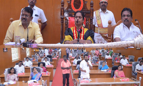 திண்டுக்கல் மாநகராட்சி கூட்டம் பஸ் நிலையத்தில் கடைகள் ஒதுக்கியதில் முறைகேடு என புகார் கவுன்சிலர்கள் கடும் வாக்குவாதம்