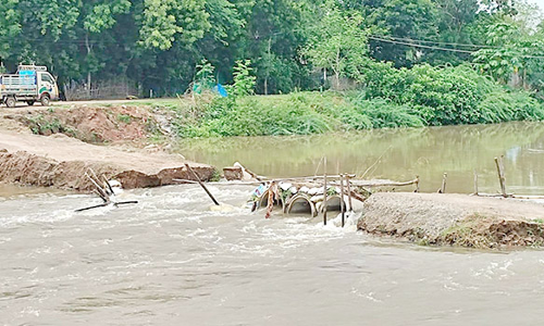 பாலம் அமைக்கும் பணி தொய்வால் வாகன ஓட்டிகள் அவதி