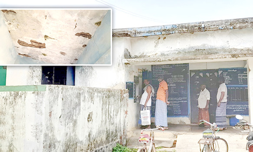 மேற்காரைகள் பெயர்ந்த நிலையில் இயங்கி வரும் ரேஷன் கடை