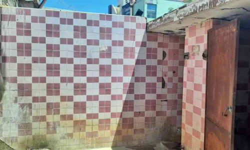 ஆலங்குளம் பஸ் நிலையத்தில்  சேதமடைந்து கிடக்கும் கழிப்பறைகள் சீரமைக்கப்படுமா? - பொதுமக்கள் கோரிக்கை