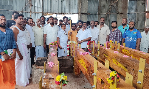 ஓசூர் மலைக்கோவில்  மரகதாம்பிகை அம்மனுக்கு புதிய தேர் அமைக்கும் பணி: