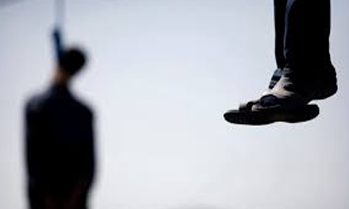 தூக்கில் தொங்கிய 2 பேர் உடல்கள் மீட்பு