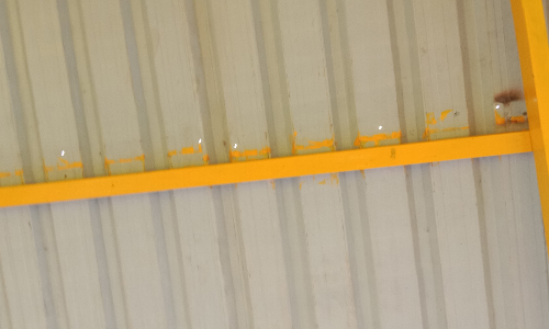 வேலூர் புதிய பஸ் நிலையத்தில் ஓட்டை உடைசலான நிழற்கூரை அமைப்பு