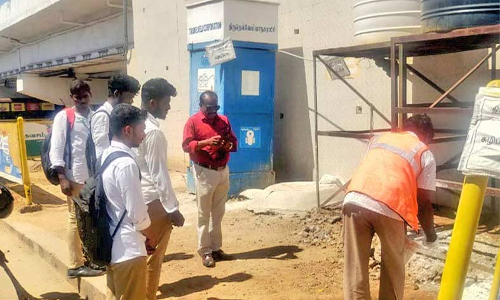 பொது மக்களின் கோரிக்கையை ஏற்று வண்ணார்பேட்டை தற்காலிக கழிப்பறையை   சுத்தப்படுத்திய மாநகராட்சி பணியாளர்கள்