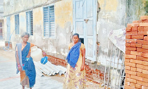 பழுதடைந்த பள்ளி கட்டிடத்தை அகற்ற வேண்டும்- பொதுமக்கள் கோரிக்கை