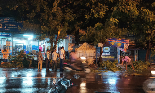 இடி, மின்னலுடன் பலத்த மழை