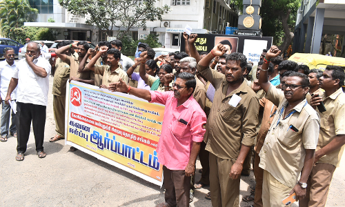 துப்புரவு பணியாளர்கள் ஆர்ப்பாட்டம்