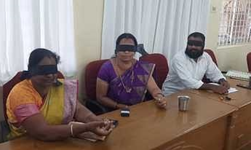 கண்களில் கருப்புத்துணி கட்டி கவுன்சிலர்கள் உள்ளிருப்பு போராட்டம்