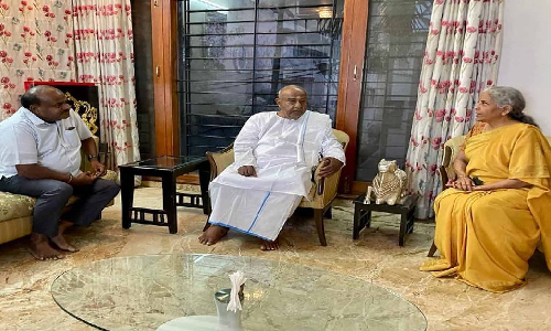 தேவ கவுடாவை நேரில் சந்தித்து நலம் விசாரித்தார் நிதி மந்திரி நிர்மலா சீதாராமன்