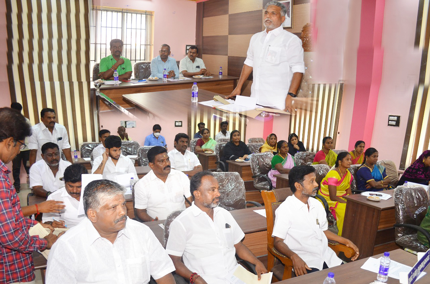 மேலூர் நகராட்சியை முதல் நிலை நகராட்சியாக தரம் உயர்த்தக்கோரி தீர்மானம் மேலூர் நகராட்சியை முதல் நிலை நகராட்சியாக தரம் உயர்த்தக்கோரி தீர்மானம்