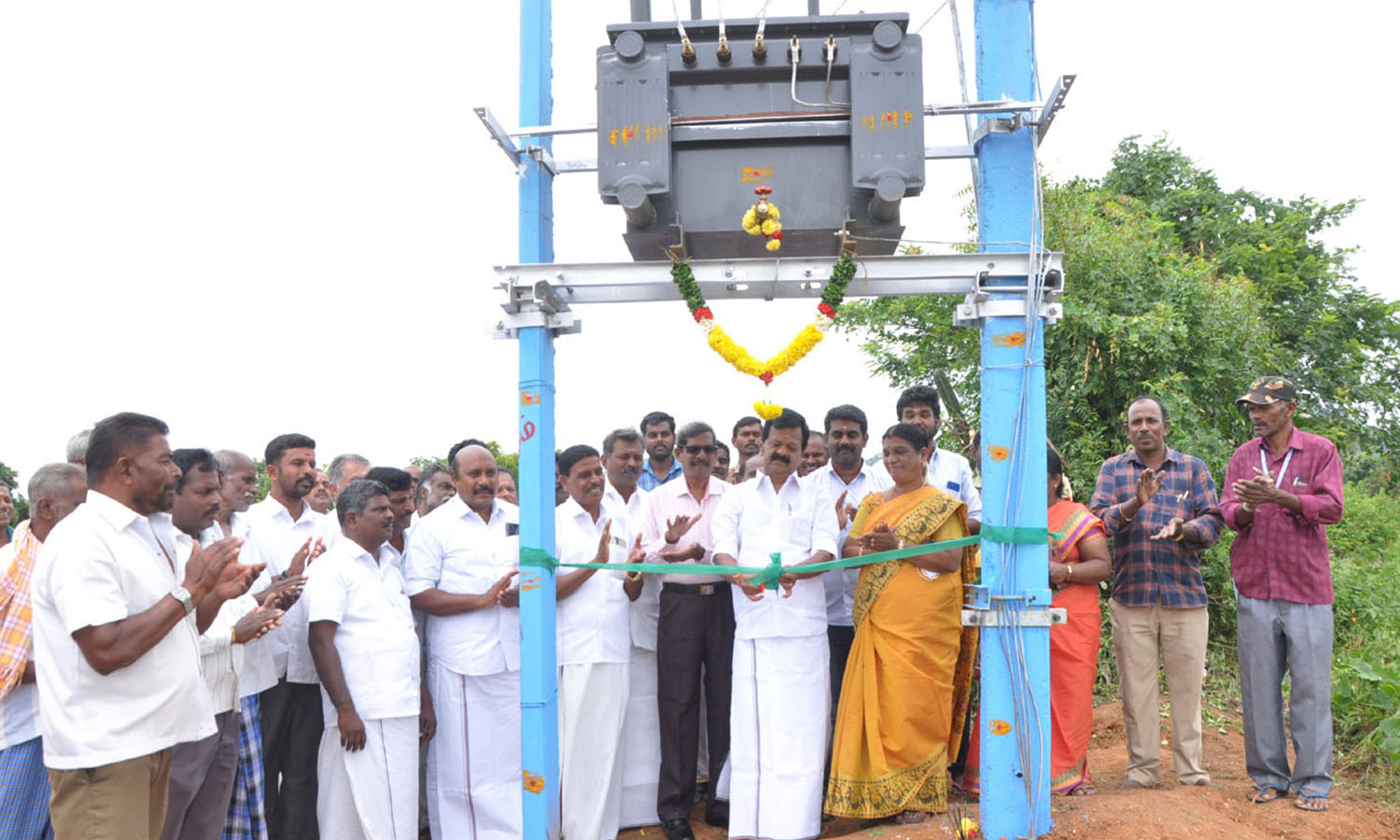 கங்கசந்திரத்தில் புதிய மின்சார டிரான்ஸ்பார்மர் -அசோக்குமார் எம்.எல்.ஏ. திறந்து வைத்தார் கங்கசந்திரத்தில் புதிய மின்சார டிரான்ஸ்பார்மர் -அசோக்குமார் எம்.எல்.ஏ. திறந்து வைத்தார்