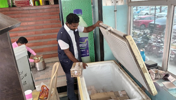 சினிமா தியேட்டரில் உணவு அதிகாரிகள் திடீர் சோதனை சினிமா தியேட்டரில் உணவு அதிகாரிகள் திடீர் சோதனை