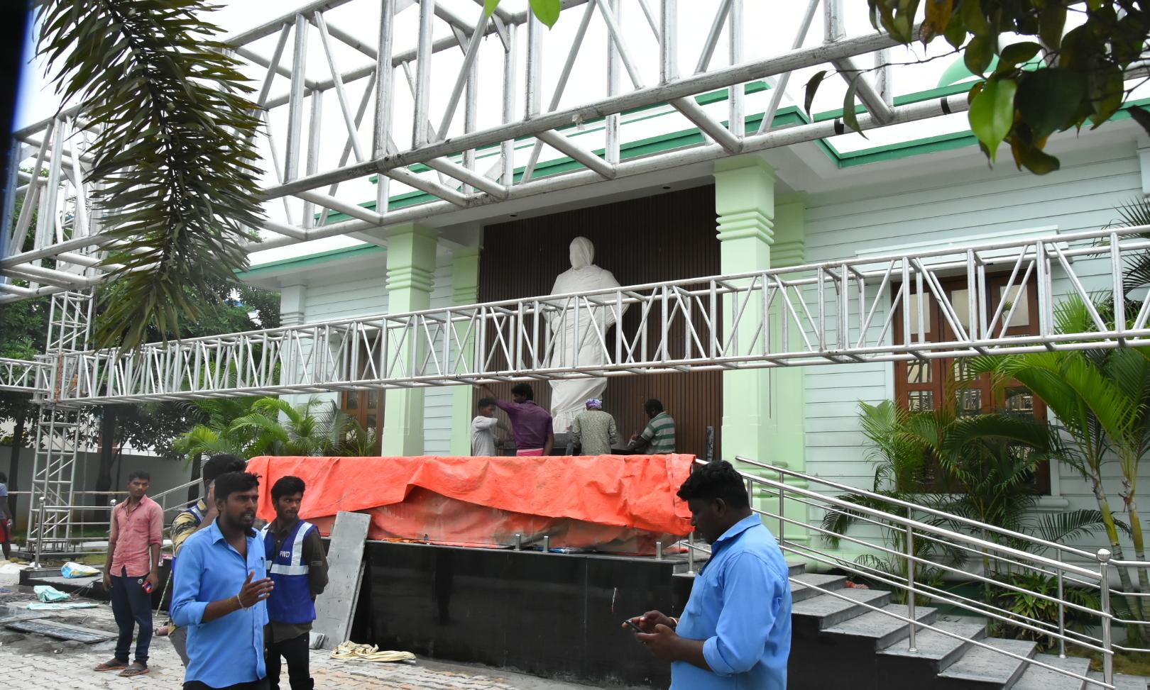 அடையாறில் உள்ள மணிமண்டபத்தில் சிவாஜி சிலை பொதுமக்கள் பார்க்கும் வகையில் மாற்றி வைப்பு