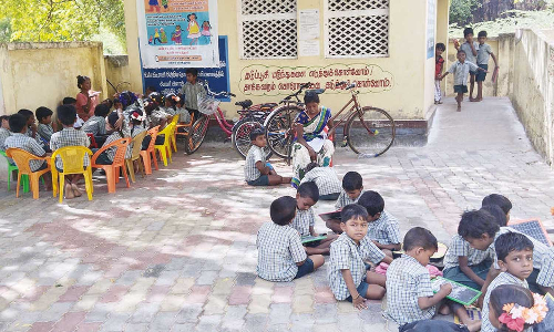 மின்சாரம் துண்டிப்பு: மரத்தடியில் அமர்ந்து தேர்வு எழுதிய அரசு பள்ளி மாணவ-மாணவிகள்