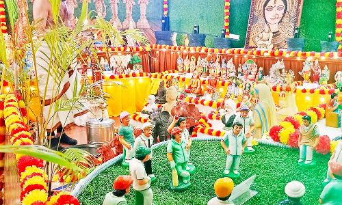 நட்சத்திர விடுதியில் நவராத்திரி கொலு சுற்றுலா பயணிகள் செல்பி எடுத்து உற்சாகம்