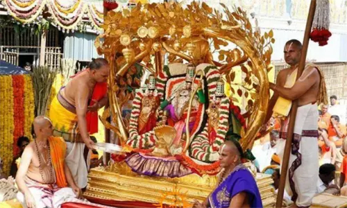 கல்பவிருட்ச வாகனத்தில் ஏழுமலையான் பவனி: திருப்பதியில் கொட்டும் மழையிலும் பக்தர்கள் தரிசனம்