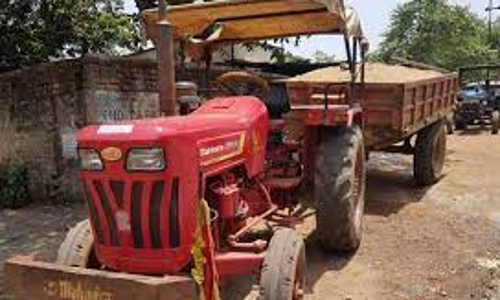 மணல் கடத்திய டிராக்டர் பறிமுதல்