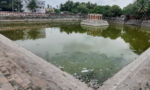 குப்பைகளுடன் அலங்கோலமாக காட்சி தரும் ராமர் தீர்த்த தெப்பக்குளம்