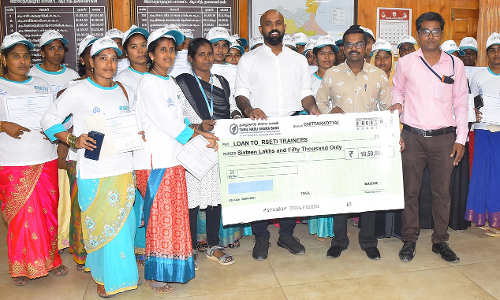 பிரதமரின் வேலைவாய்ப்பு திட்டத்தின் கீழ் வங்கிக்கடன்