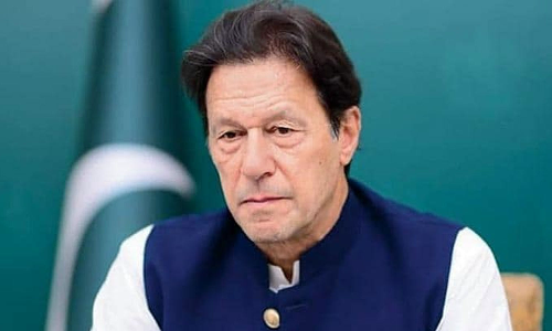 பொதுக்கூட்டத்தில் மிரட்டியதாக வழக்கு- பெண் நீதிபதியிடம் மன்னிப்பு கேட்க நீதிமன்றம் வந்தார் இம்ரான்கான்