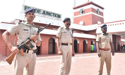 ஈரோடு ரெயில் நிலையத்துக்கு வெடிகுண்டு மிரட்டல் விடுத்த மர்ம நபரை பிடிக்க நடவடிக்கை