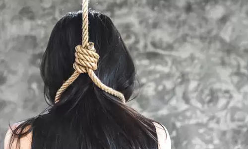 பள்ளி மாணவி தூக்கிட்டு தற்கொலை