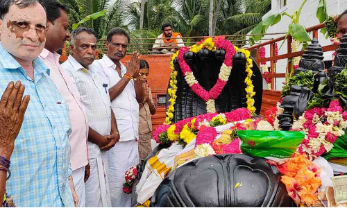 பென்றஹள்ளி கிராமத்தில்   பெரியசாமி மூலவர் சிலைக்கு ஊராட்சி தலைவர் தலைமையில் சிறப்பு பூஜை