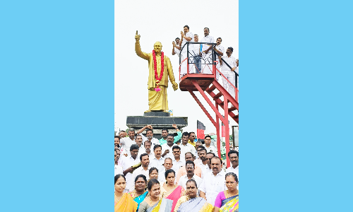 அமைச்சர் காந்தி அண்ணா சிலைக்கு மாலை அணிவிப்பு