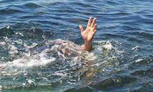 திருச்சி காவிரிஆற்றில் மூழ்கி வாலிபர் சாவு - தாய்க்கு திதி கொடுக்க வந்த இடத்தில் பரிதாபம்