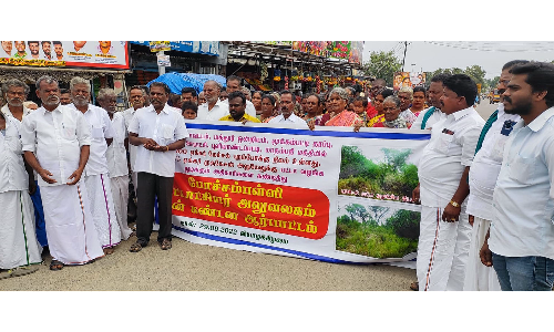 மத்தூர் அருகே, அரசு புறம்போக்கு நிலத்திற்கு  பட்டா வழங்கியதை ரத்து செய்ய கோரி கிராம மக்கள் ஆர்ப்பாட்டம்