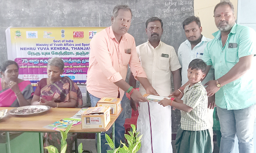 மாணவர்களுக்கு கல்வி உபகரணங்கள் வழங்கல்