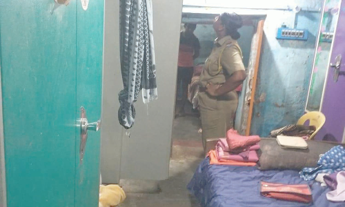 வீடு புகுந்து நகை- பணம் திருட்டு