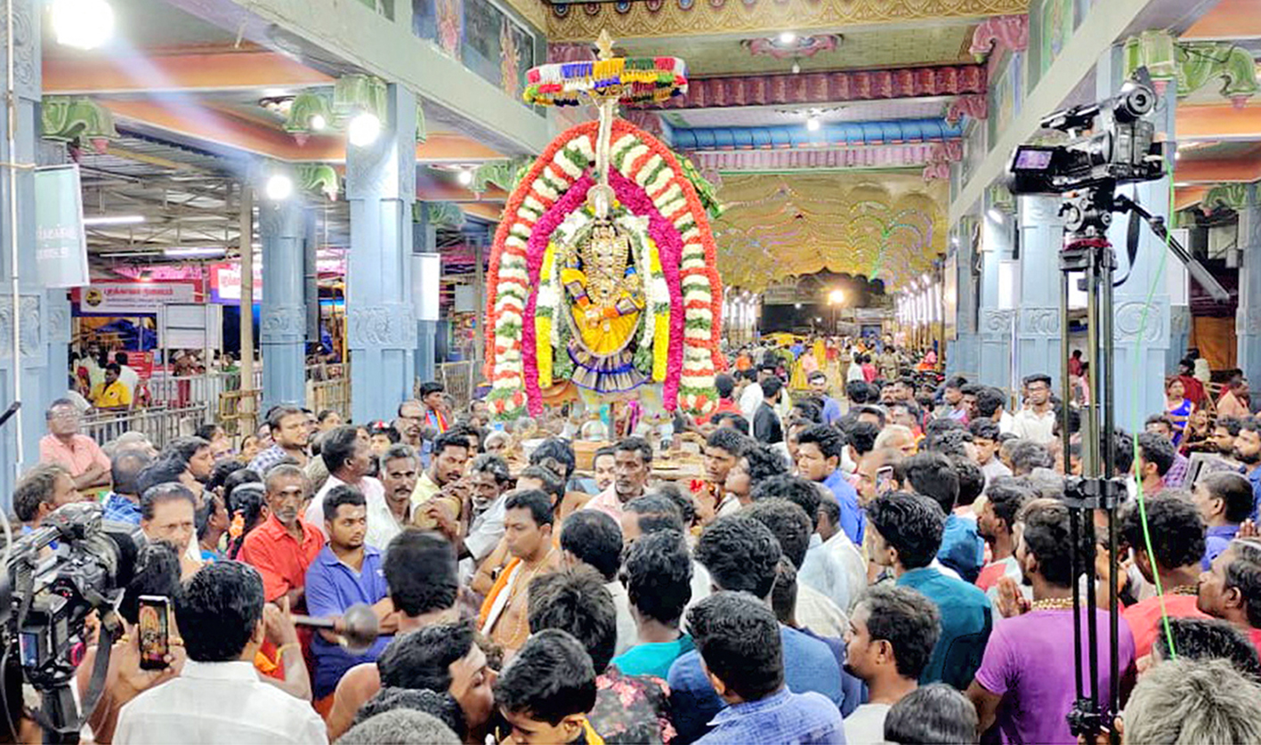 குலசேகரன்பட்டினம் தசரா திருவிழாவில் அன்னை முத்தாரம்மன் இன்று இரவு சிம்ம வாகனத்தில் பவனி குலசேகரன்பட்டினம் தசரா திருவிழாவில் அன்னை முத்தாரம்மன் இன்று இரவு சிம்ம வாகனத்தில் பவனி
