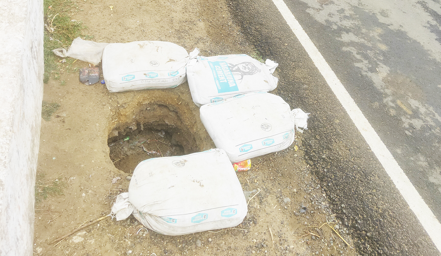 சாலையோரம் ஆபத்தான பள்ளம் சாலையோரம் ஆபத்தான பள்ளம்