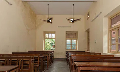 பள்ளி வகுப்பறைக்குள் சிக்கிய 2ம் வகுப்பு மாணவி- தலைமை ஆசிரியர் சஸ்பெண்ட்