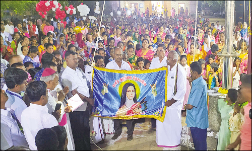 காரைக்குடி செஞ்சை புனித தெரசா ஆலய திருவிழா கொடியேற்றத்துடன் தொடக்கம்