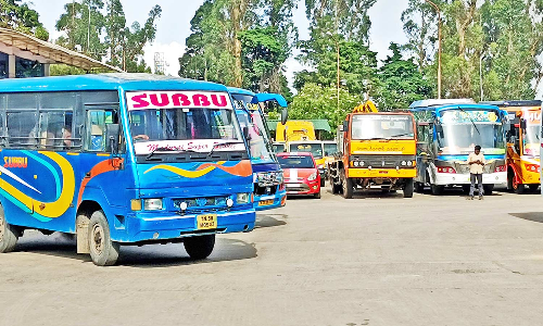 கொடைக்கானல் பஸ் நிலையத்திற்குள் தனியார் வாகனங்கள் ஆக்கிரமிப்பால் சுற்றுலா பயணிகள் தவிப்பு