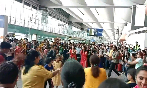 பெங்களூரு விமான நிலையத்தில் கர்பா நடனம் ஆடி உற்சாக மூட்டிய பயணிகள்