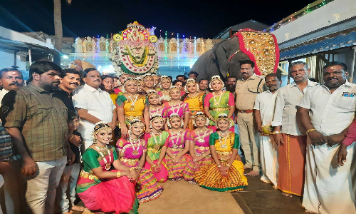 நவராத்திரி 5-ம் திருவிழாவையொட்டி வெள்ளி காமதேனு வாகனத்தில் பவனி வந்த கன்னியாகுமரி பகவதி அம்மன்