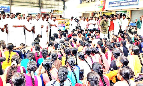 கல்லூரி மாணவர்கள் தொடர் காத்திருப்பு போராட்டம்