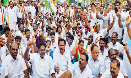 சாலையை சீரமைக்க கோரி காங்கிரசார் திடீர் மறியல்