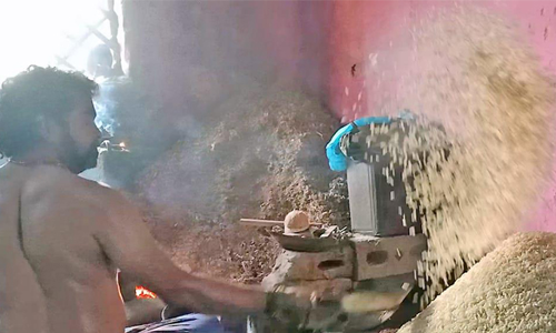 ஆயுத பூஜை நெருங்கி வரும் நிலையில் பொரி மூட்டைகளின் விலை கிடுகிடு உயர்வு