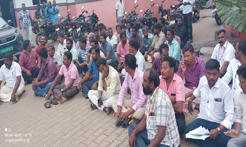 உளுந்தூர்பேட்டை சுங்கச்சாவடி ஊழியர்கள்  உள்ளிருப்பு போராட்டம்