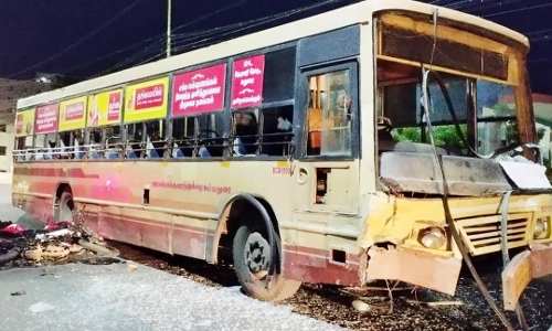 மோட்டார் சைக்கிள்- பஸ் மோதியதில் வாலிபர் படுகாயம்